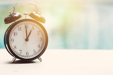 13 o'clock retro Saat Açık Yüzme havuzunda rahatlayın zaman tatil zaman kavramı.