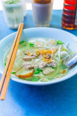 Tay Çin noodle beansprout ile stil. Tayland'da sokak yiyecek Öğle Yemeği.