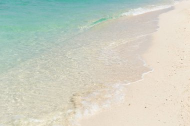 arka plan beyaz mavi zümrüt deniz kum plaj.