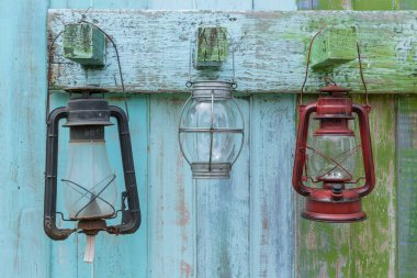 Batı tarzı petrol fener çiftlik kırsal, eski lamba vintage tarzı sıkı tutun ahşap arka plan asılı.