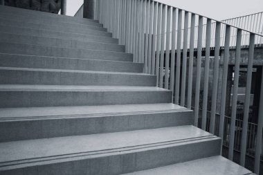 siyah ve beyaz tasarım konsepti bina mimari. Beton merdiven yol.