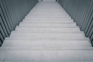 siyah ve beyaz tasarım konsepti bina mimari. Beton merdiven yol.