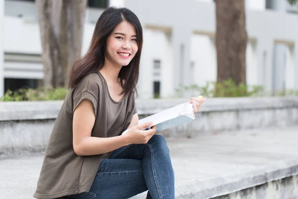 Aziatische tiener vrouwen lezen boek geluk en glimlach genieten van onderwijs in Universiteit. — Stockfoto