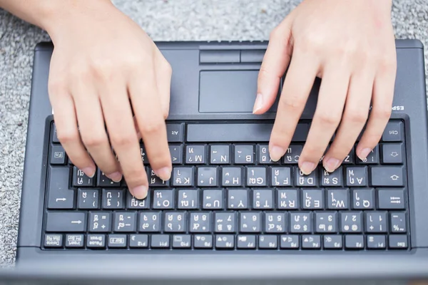 Laptop klavye, parmak. çalışma yaşam tarzı, closeup iş kadını bilgisayarda yazarak. — Stok fotoğraf