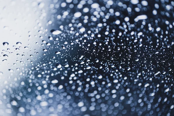 Modrá voda pokles v období dešťů jízdy widshield — Stock fotografie