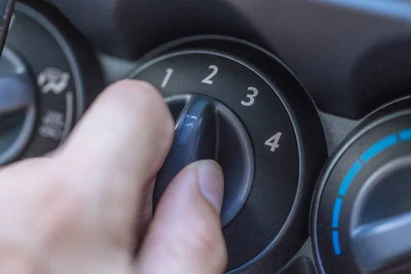 Vértes kezet autó hűtő klíma ventilátor sebesség beállítása. — Stock Fotó