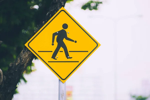 Προσέχετε άτομα ενιαία man σταυρό το δρόμο κυκλοφορίας σημάδι κίτρινο χρώμα στο δρόμο με χώρο για κείμενο. — Φωτογραφία Αρχείου
