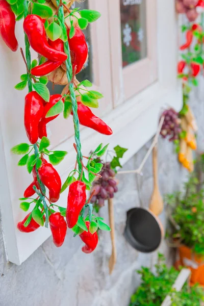 Colgar chili vegetal comida preservación decoración casera para fondo . —  Fotos de Stock