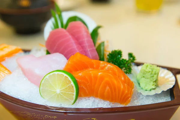 Comida japonesa. Japón pescados y mariscos frescos. Salmón Sashimi servido sobre hielo con pasta de wasabi . — Foto de Stock