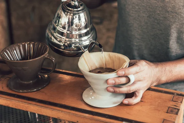 Kapać kawa. gorąca ręka napar kawy arabica proces podejmowania przez profesjonalny kolor vintage z ziarna efekt szumu. — Zdjęcie stockowe