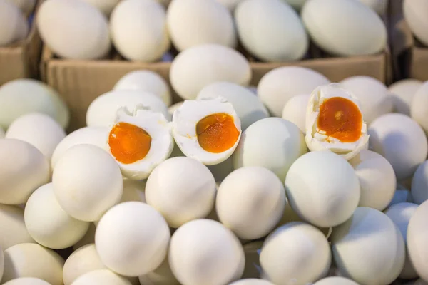 Salt ägg. salt bevarande vit Anka ägg för mat i asiat, Thailand. — Stockfoto