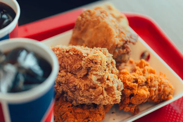 Pollo fritto con cibo spazzatura cola cibi grassi malsani fast food . — Foto Stock