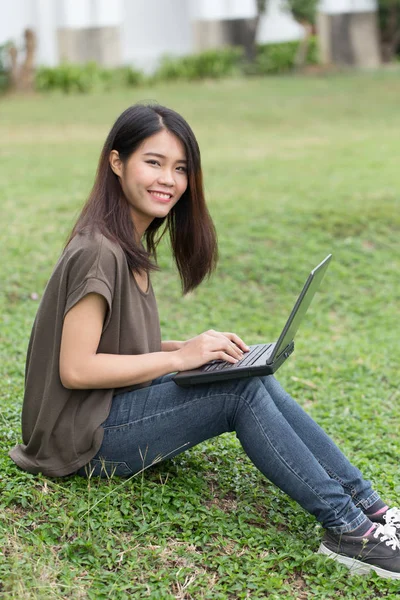대학에서 비즈니스 데이터와 노트북 컴퓨터를 사용 하 여 단일 아시아 십 대 미소 학생. — 스톡 사진