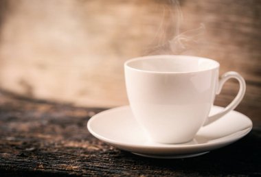 Sıcak kahve, Espresso kahve fincanı. Ahşap masa üzerinde beyaz kahve fincanı.
