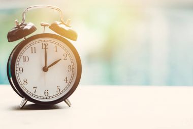 Saat 2 yönünde retro Saat Açık Yüzme havuzunda rahatlayın zaman tatil zaman kavramı.