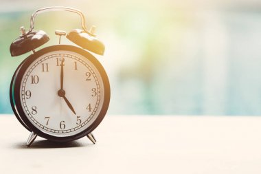 Saat 5'te retro Saat Açık Yüzme havuzunda rahatlayın zaman tatil zaman kavramı.
