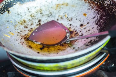 yanık siyah pan. Grunge yağ kirli sağlıksız gıda petrol pan mutfakta.