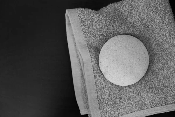 Spa avkoppling koncept. runda sten på handduk hem dekoration — Stockfoto