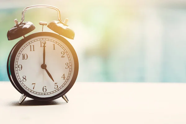 5 horas reloj retro en la piscina al aire libre relajarse concepto de tiempo de vacaciones . — Foto de Stock