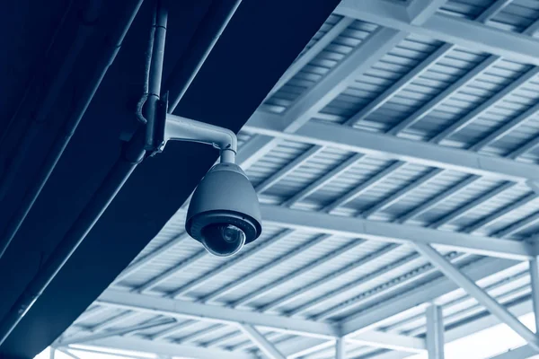 Câmera de segurança CCTV no teto edifício cúpula ao ar livre cam . — Fotografia de Stock