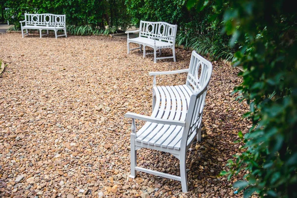 Banc blanc dans le jardin — Photo