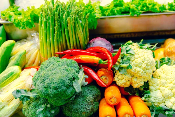 Comida sana vegetariana colorida. venta de verduras mezcla verde en Tailandia mercado callejero . — Foto de Stock