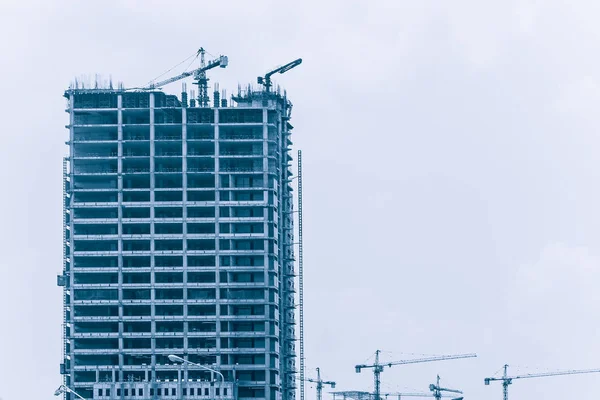 Gru di sollevamento in costruzione gru di lavoro costruzione costruzione metropolitana urbana espandere. grattacielo — Foto Stock