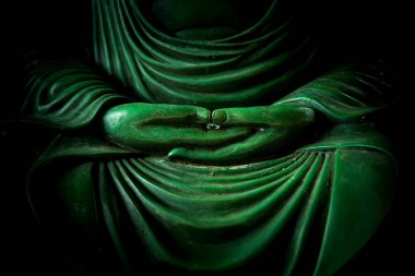 Barış ve Tao ve Zen meditasyon Asya yollar. Closeup emerald Buda el taş.