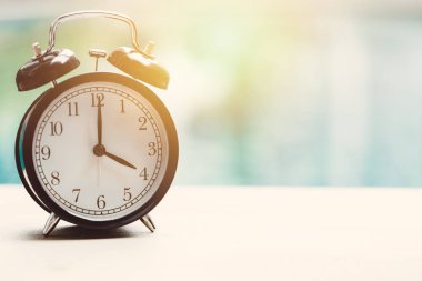 Saat 4'te retro Saat Açık Yüzme havuzunda rahatlayın zaman tatil zaman kavramı.