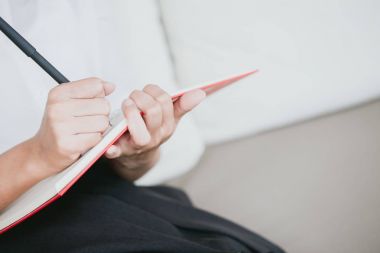 kadın el boşaltmak faturasıyla not yazma çalışma portre.