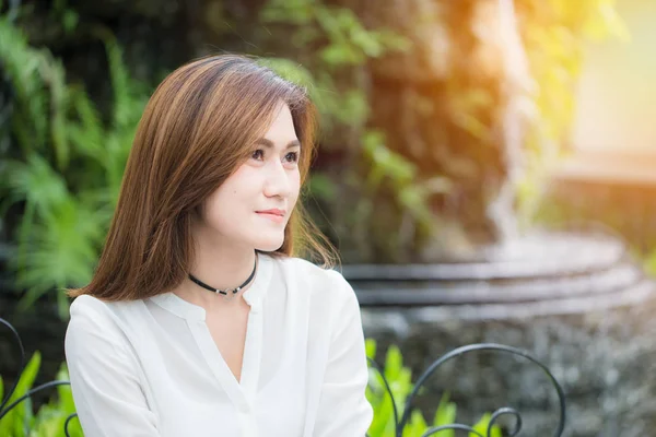 Portait solo asiático hermosa mujer adulto sonrisa en el parque. disfrutar de una buena vida saludable y el concepto de estilo de vida . — Foto de Stock