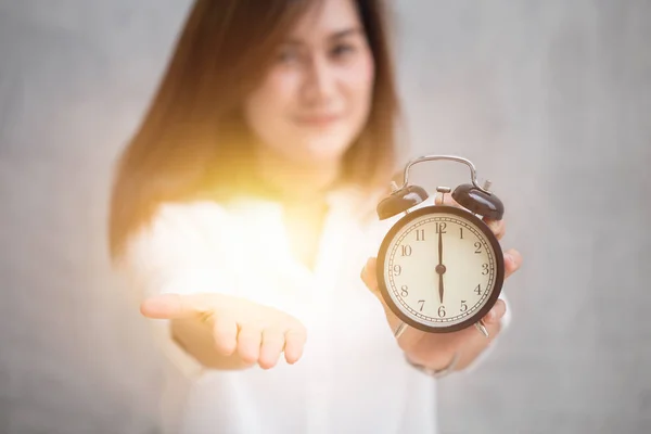 Gånger för att betala pengar bill eller skatt nu, det är dags att ge mig något koncept, asiatiska kvinnor hand öppen handflata och hålla retro klocka klockan 6. — Stockfoto