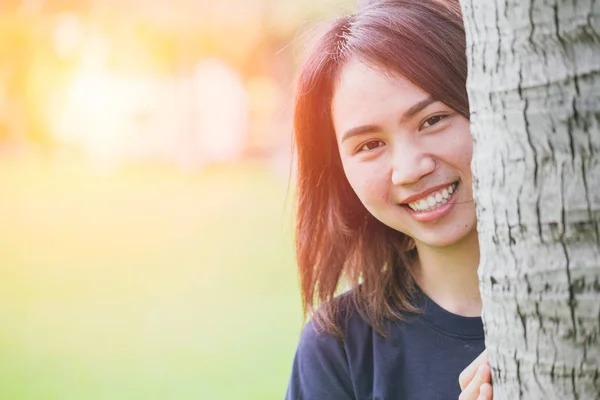 Asiatisk friska Söt tonåring smile i park utrymme för text. — Stockfoto