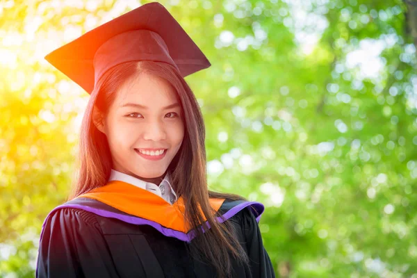 Asiático bonito mulheres retrato graduação com verde natureza fundo, Tailândia universidade . — Fotografia de Stock