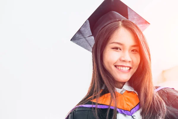 Asiático bonito mulheres retrato graduação, Tailândia universidade . — Fotografia de Stock