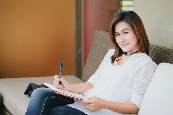 Asiático senior trabajo mujeres casual desgaste sonrisa y feliz de trabajar en el café . — Foto de Stock