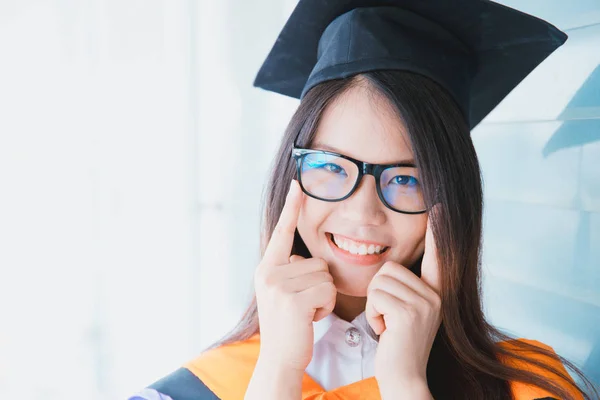 Asiático bonito mulheres retrato graduação, Tailândia universidade . — Fotografia de Stock