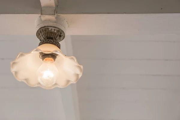 Decoração de lâmpada estilo retro velho no topo do teto com espaço de cópia . — Fotografia de Stock