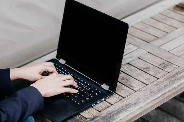 Asian Business mulher mão digitando no laptop na mesa de madeira, conceito de inicialização de trabalho de férias . — Fotografia de Stock
