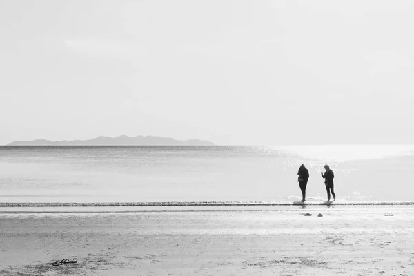 Amigos caminando en la playa del mar, solitaria temporada de verano vintage tono de color . — Foto de Stock