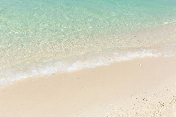 Arena blanca azul esmeralda mar playa para fondo . — Foto de Stock