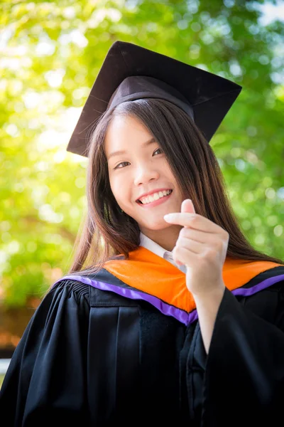 녹색 자연 배경으로, 태국 대학 아시아 귀여운 여자 초상화 졸업. — 스톡 사진