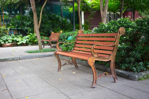 庭にビンテージ スタイルの木製ベンチ. — ストック写真