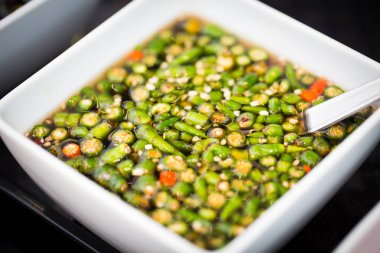 Biber karışımı balık balık sosu Tay tarzında.