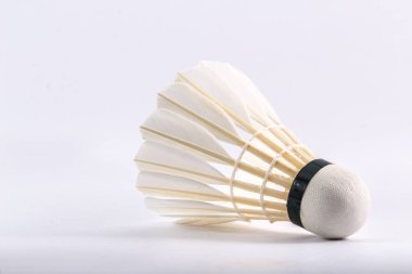 Badminton raketle studio vurdu.