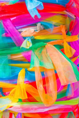 Tayland'da Tanrı ibadet için ağacı ile renkli kumaş bağlı.