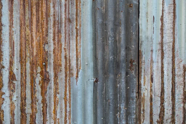 Antiga telha de teto de onda de zinco enferrujado para construção . — Fotografia de Stock