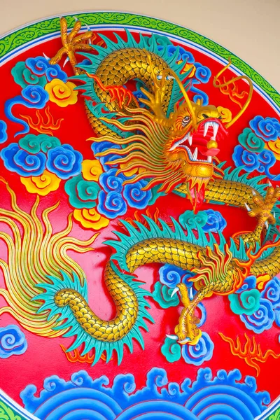 Дракони статуя ковтка китайський китайський дракон. — стокове фото