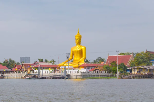 Arany Buddha River Side Thaiföldön. — Stock Fotó