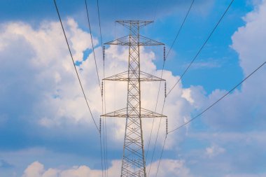 Yükseklik gerilim elektrik mavi gökyüzü arka plan.
